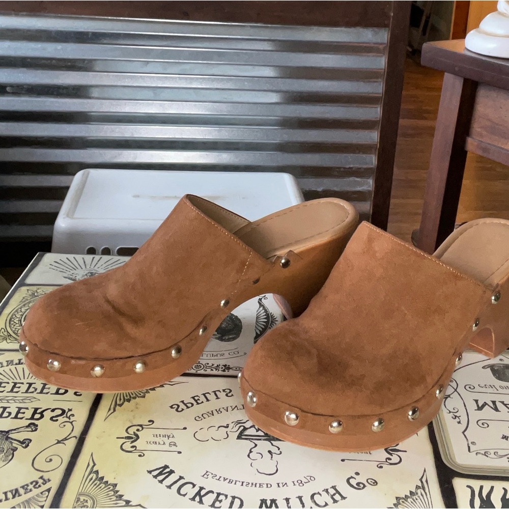 Wonderly fleece clogs. Size 8 1/2 with metal studs on the outside.